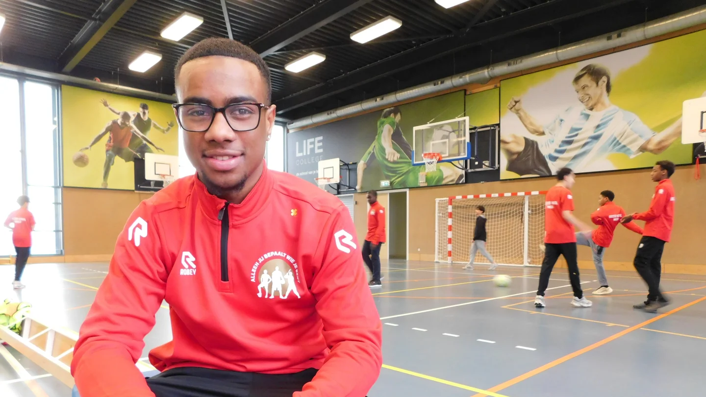 Jalile de Getrouwe (21), een van de jongste coaches van Stichting SSW, in de sporthal